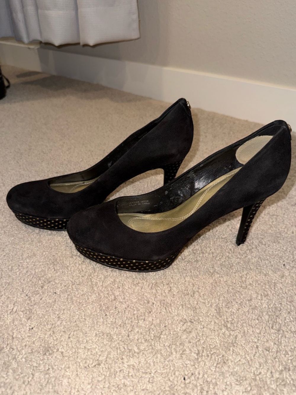Tahari Black Suede Sophia Pumps - Sz 6